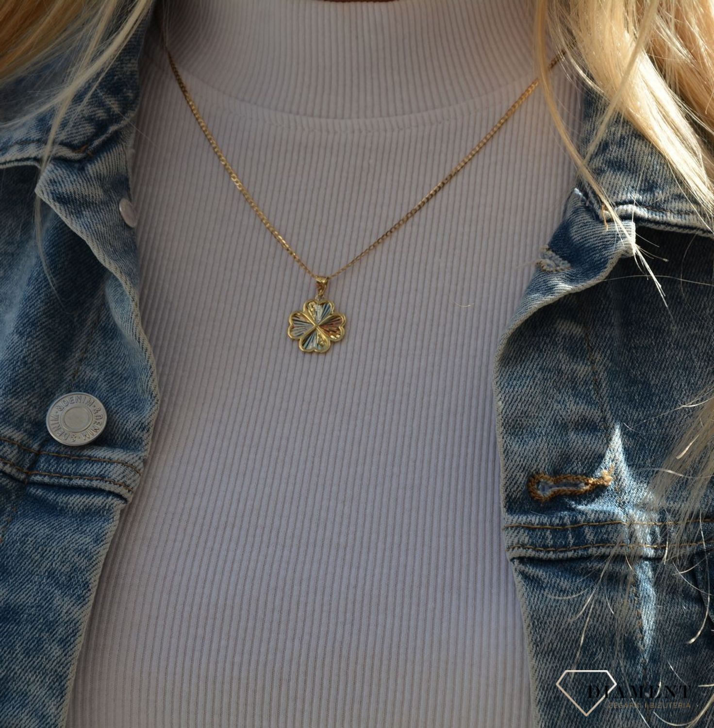 Złoty wisiorek w formie czterolistnej koniczyny z ozdobnym grawerem to wspaniały i bardzo symboliczny element biżuterii, doskonały na prezent. Zapraszamy!.jpg